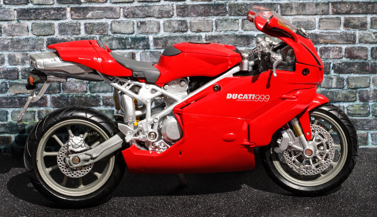 New Ray 1-12 Ducati 999